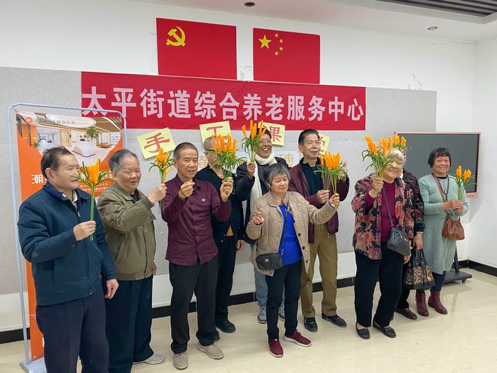 恒沃为太平街道长者送上“讲座、手工、义诊、理疗”健康服务