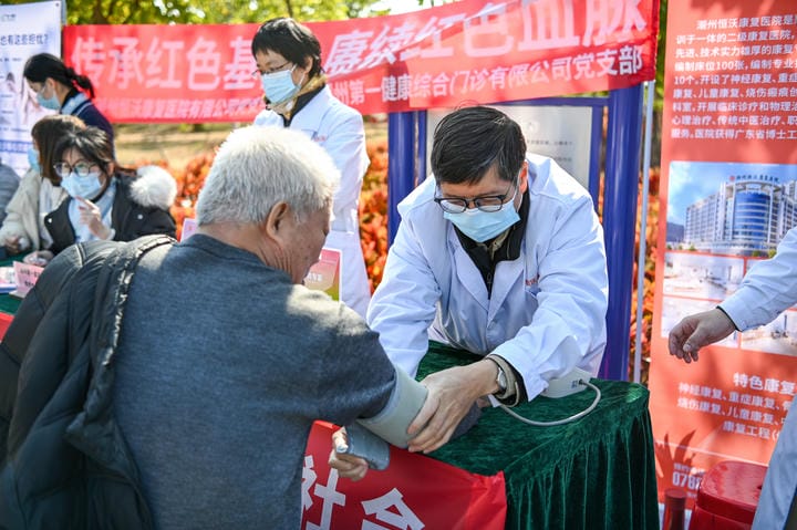 健康送福,法护平安|恒沃&第一健康助力平安湘桥法治公园公益服务